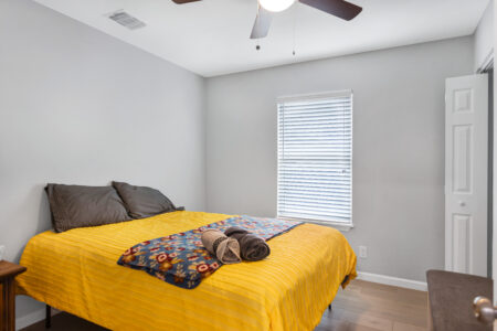 Queen bedroom in 4b2.5b house near River Walk in San Antonio, TX